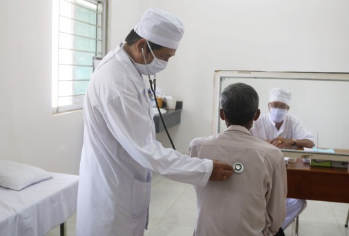 Người cao tuổi, bệnh mạn tính

có nguy cơ cao mắc COVID-19