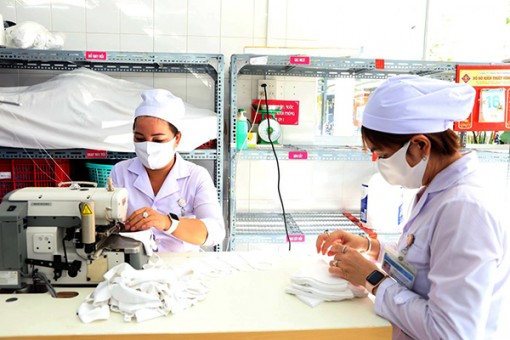 Bệnh viện Phụ sản TP Cần Thơ may tặng 1000 khẩu trang cho thành phố Riverside