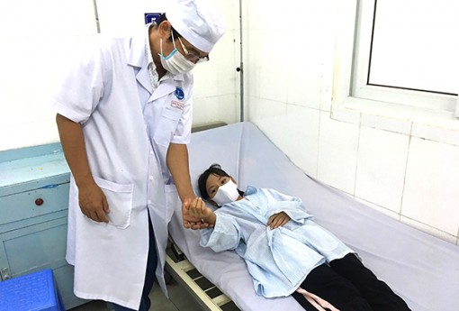 Ghép da cứu ngón tay bé gái bị tai nạn lao động