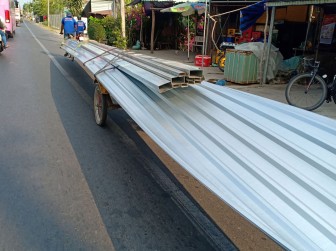 Xe chở hàng cồng kềnh, nguy cơ mất an toàn giao thông Xe chở hàng cồng kềnh, nguy cơ mất an toàn giao thông