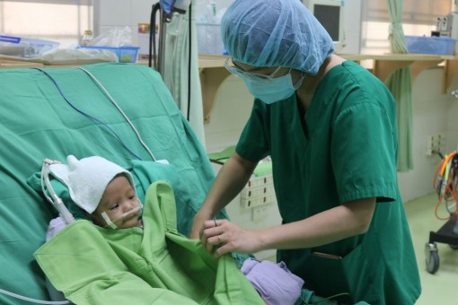 Phẫu thuật miễn phí cứu sống bệnh nhi 1 tuổi mắc bệnh tim nặng