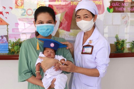 Cứu sống trẻ non tháng, suy hô hấp nặng