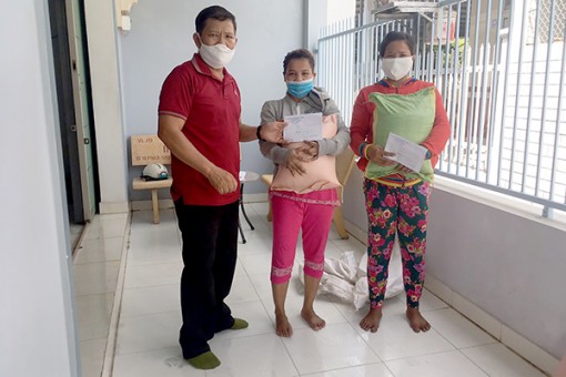 Chăm lo đồng bào dân tộc Khmer nhân dịp Tết cổ truyền