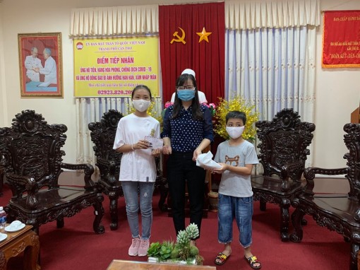 Hai em nhỏ dành tiền tiết kiệm ủng hộ phòng chống COVID-19 được tặng Bằng khen