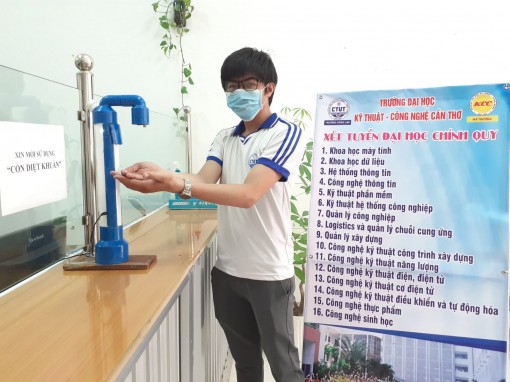 Sinh viên Cần Thơ chế tạo máy rửa tay diệt khuẩn tự động
