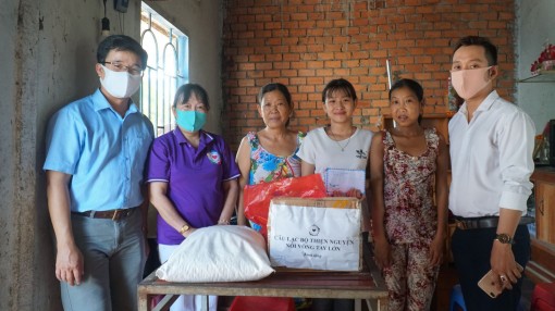 Trao tiền từ thiện