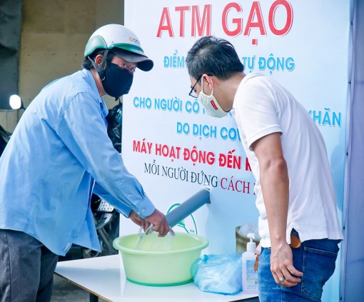 ATM tuôn chảy những hạt gạo yêu thương