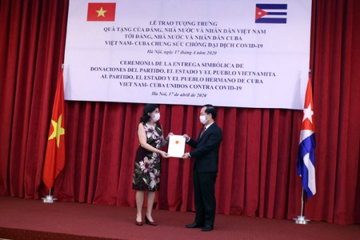 Trao thư của Tổng Bí thư,

Chủ tịch nước và quà tặng Cuba phòng, chống dịch COVID-19