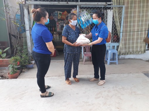 Trao 520 suất quà đến bà con nghèo ở quận Bình Thủy