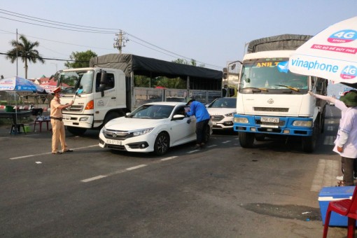 Những chiến binh thầm lặng nơi tuyến đầu chống dịch COVID-19<br> Bài 2: Căng sức “mặt trận” bên ngoài