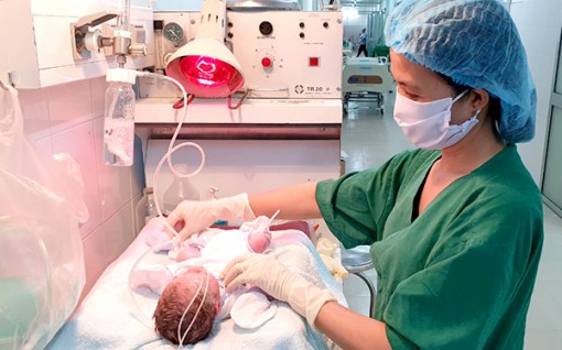 30 phút gay cấn cứu mẹ con sản phụ bị lupus ban đỏ rất nặng