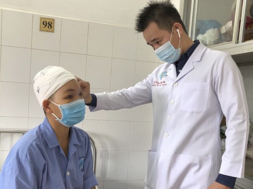 Cắt rau bằng máy tự chế, bị máy cuốn lóc hết da đầu