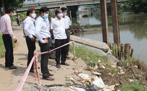 Tranh thủ mùa khô đẩy nhanh tiến độ xây dựng kè rạch Cái Sơn và rạch Cam