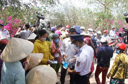 បញ្ជា​ការ​ដ្ឋាន​នគរ​បាល​សមុទ្រ​ ជូន​ទឹក​និង​ម៉ាស់ដល់​មាមីង​តំ​បន់​ហួត​ហែង​ ជ្រាប​ទឹក​ប្រៃ ខេត្ត​សុក​ត្រាំង​