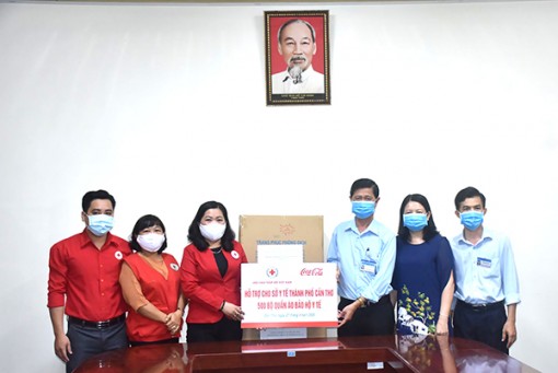 Trao 500 bộ đồ bảo hộ y tế phục vụ công tác phòng, chống dịch COVID-19