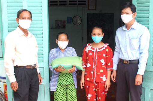 Giúp người nghèo vượt qua khó khăn