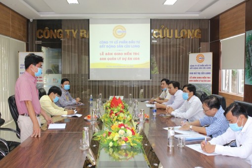 Công ty Cổ phần Đầu tư Bất động sản Cửu Long bàn giao nền tái định cư cho TP Cần Thơ