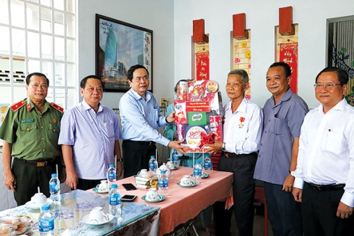 Chủ tịch Ủy ban Trung ương MTTQ Việt Nam thăm các gia đình có công với cách mạng tại TP Cần Thơ