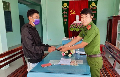 Cảnh sát khu vực nhặt hơn 9,4 triệu đồng trả lại cho người đánh mất