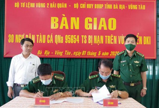 Bộ Tư lệnh Vùng 2 Hải quân đưa 30 ngư dân gặp nạn trên biển vào bờ an toàn