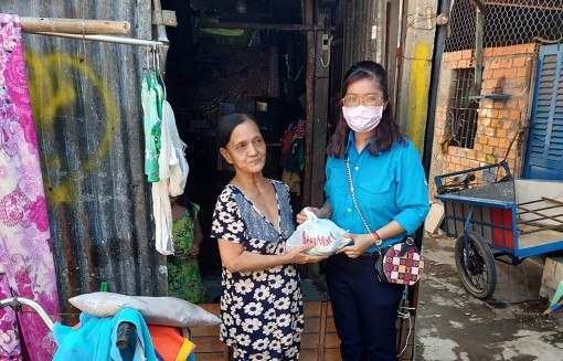 Trao bữa cơm - trao niềm tin