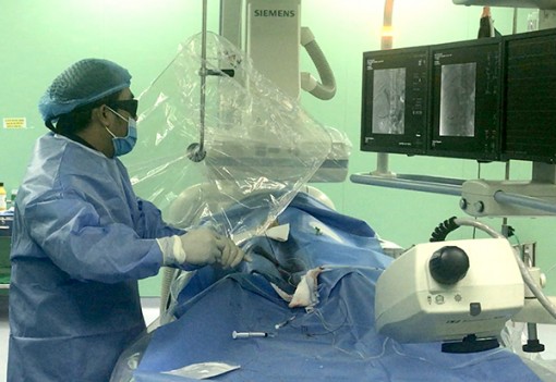 Cứu sống bệnh nhân u thận bị vỡ mà không cần phẫu thuật