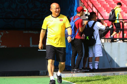 Thầy Park nặng gánh hai vai