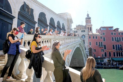 Thế giới rón rén tái khởi động