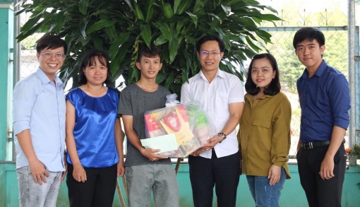 Thầy Nhàn của sinh viên nghèo