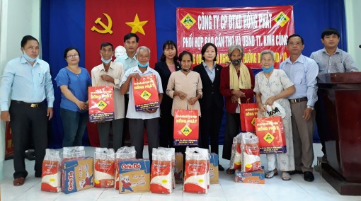 Công ty Hồng Phát kết hợp với

Báo Cần Thơ hỗ trợ  hộ nghèo

ở thị trấn Kinh Cùng