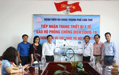Trung ương Hội Thầy thuốc trẻ Việt Nam tặng vật tư y tế phòng chống dịch cho Cần Thơ