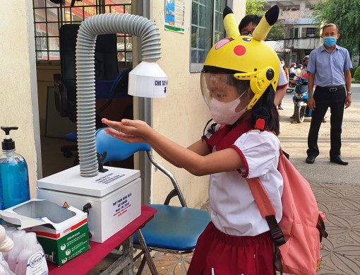 Học sinh tiểu học, lớp 6 và 7 THCS phấn khởi
trở lại trường học