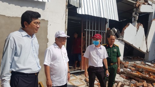 Lãnh đạo quận Bình Thủy thăm hỏi, hỗ trợ các hộ dân bị ảnh hưởng sạt lở