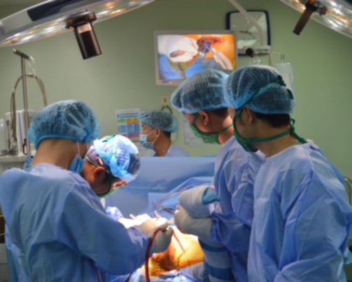 Thay khớp háng cho 2 bệnh nhân cao tuổi, nhịp tim rất chậm