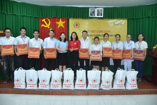 Tặng quà nhân viên y tế trực tiếp tham gia phòng, chống dịch COVID-19