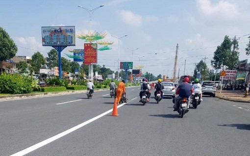 Sơn lại vạch kẻ làn đường, hướng dẫn người tham gia giao thông đi đúng làn đường quy định