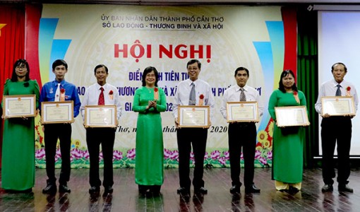 Biểu dương kịp thời các gương điển hình tiên tiến, người lao động trực tiếp