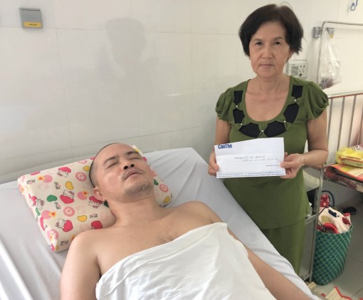 Trao tiền giúp anh Tín chữa bệnh