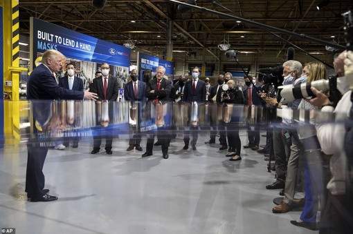 Ông Trump “dị ứng” với khẩu trang?