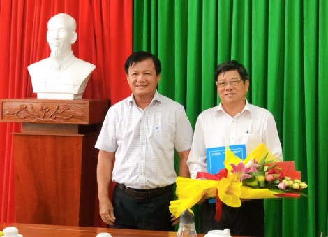 Trao quyết định nghỉ hưu cho Chủ tịch UBND huyện Thới Lai