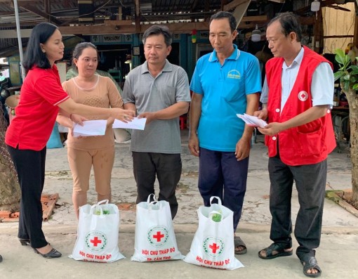 Thăm hỏi, tặng quà 15 gia đình có nhà bị sập và tốc mái do lốc xoáy
