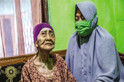 Cụ bà Indonesia 100 tuổi “đánh bại” SARS-CoV-2