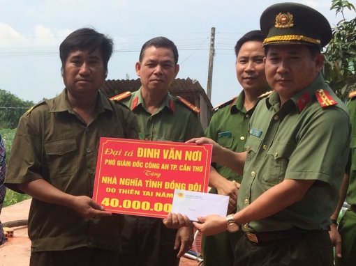 Phó Giám đốc Công an thành phố Đinh Văn Nơi thăm người dân bị ảnh hưởng lốc xoáy