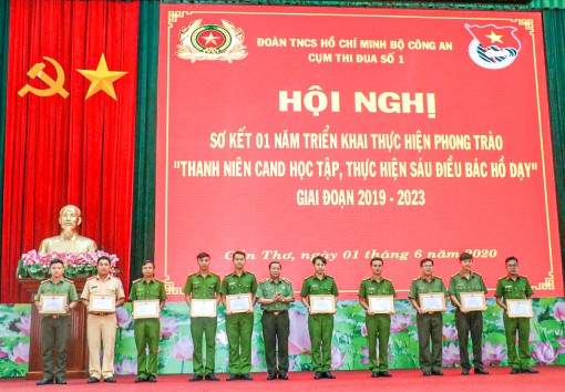 Nâng cao trách nhiệm, tinh thần

và thái độ phục vụ nhân dân