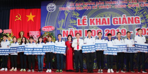 Trường Đại học Kỹ thuật - Công nghệ Cần Thơ vận động hơn 110 triệu đồng quỹ khuyến học