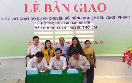 Bàn giao cơ sở vật chất do Dự án VnSAT

hỗ trợ Hợp tác xã nông nghiệp Đại Lợi