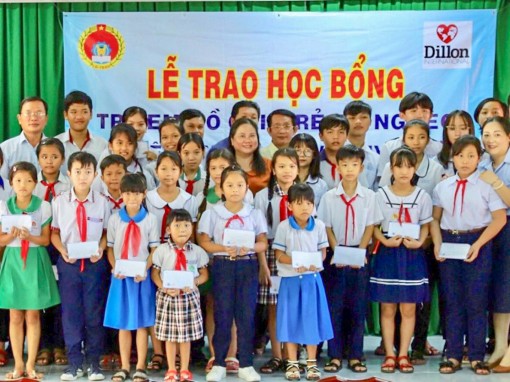 Trao 100 suất học bổng

cho trẻ em nghèo, mồ côi