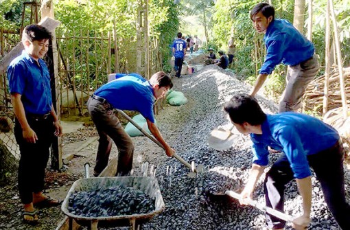 Đoàn phường Phước Thới tham gia đảm bảo an toàn giao thông