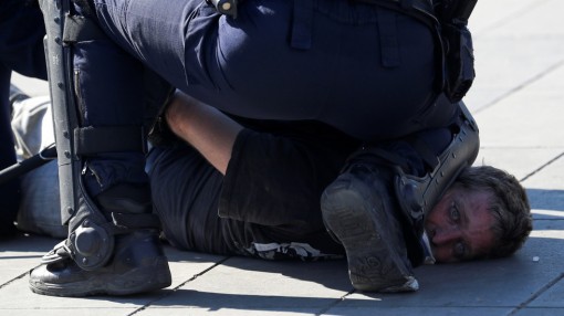 Pháp cấm cảnh sát kẹp cổ khi bắt người