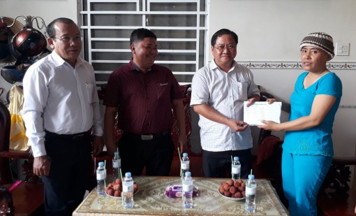 Hỗ trợ gần 69 triệu đồng cho

công đoàn viên bị bệnh hiểm nghèo